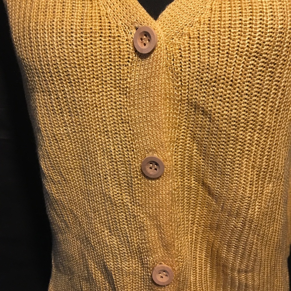 Knit vest with wooden buttons - Picture 4 of 5
